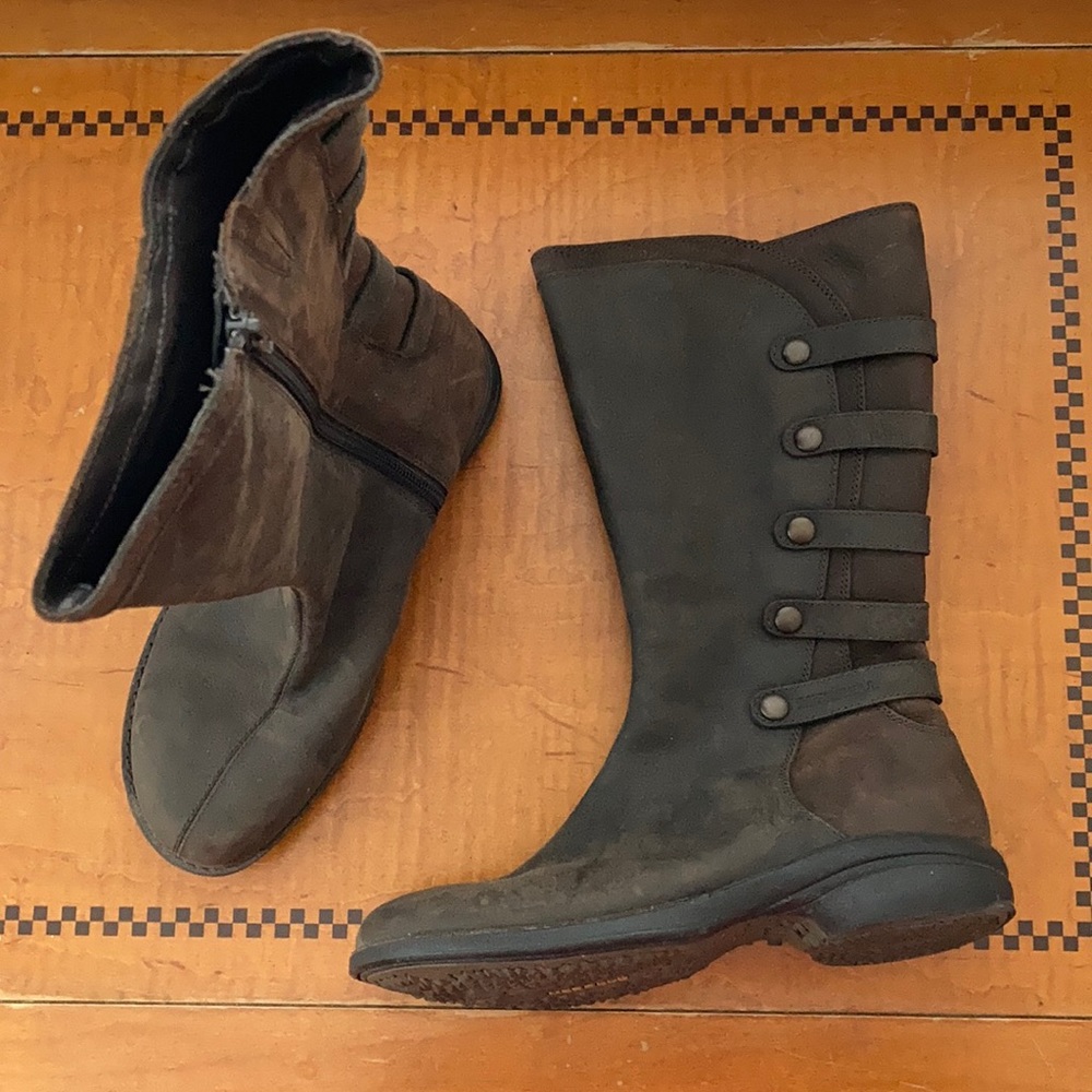 Knee-high Merrell boot size 8